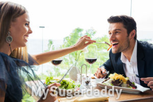 Entspannung bei gutem Essen Gutes Essen mit der Partnerin