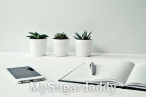 Tagebuch-App oder Schreiben auf Papier? Handy und Tagebuch