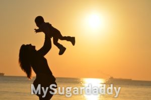 Alleinerziehende Mutter und Sugarbaby Mutterglück